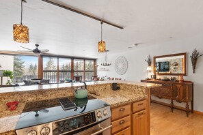 Fridge, microwave, oven, stovetop - Whispering Pines Lodge (Vail)