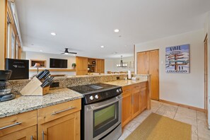 Fridge, microwave, oven, stovetop - Exclusive Residence with Modern Amenities (Vail)