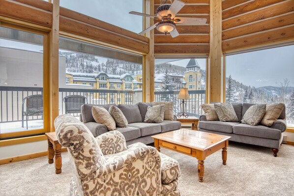 TV, fireplace - Mountain Lodge with Breathtaking Scenery (Vail)