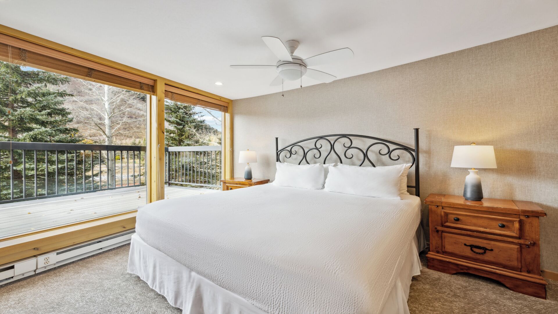 Spacious 3br Mountain Lodge  Stone Fireplace  Vaulted Ceilings & Mountain View - Vail, CO
