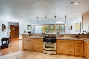 Fridge, microwave, oven, stovetop - Modern Mountain Oasis (Vail)