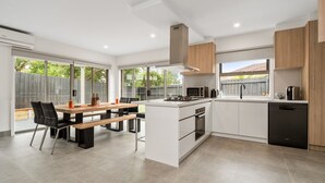 Microwave, stovetop, dishwasher - Modern Retreat on the Mornington Peninsula (Capel Sound)