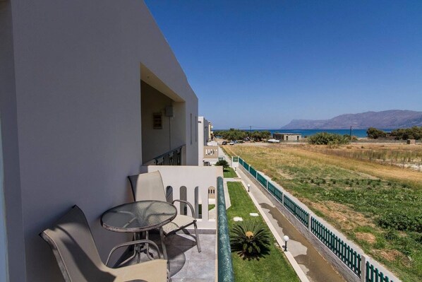 Outdoor dining - One Bedroom Apartment (Kissamos)