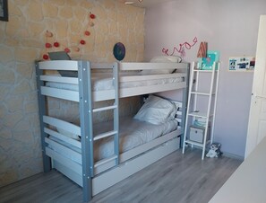 3 slaapkamers, een strijkplank/strijkijzer, gratis wifi, beddengoed