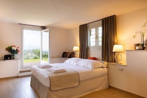 3 habitaciones, tabla de planchar con plancha y cuna de viaje