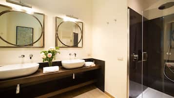 Dusche, Haartrockner, Bidet, Handtücher