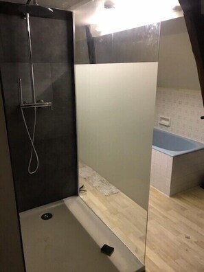 Bathtub, hair dryer, towels