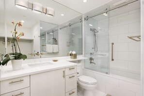 Condo (Concept 600 two bedroom) | Bathroom | Towels, soap, shampoo, toilet paper - Concept 600 Condos by iTrip Aspen Snowmass (Aspen)