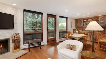 Appartamento (Concept 600 two bedroom) | Area soggiorno | TV a schermo piatto 42 pollici con canali satellitari, TV, caminetto