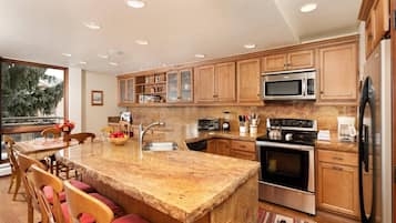 Appartamento (Concept 600 two bedroom) | Cucina privata | Frigorifero con congelatore, microonde, forno, macchina per tè/caffè