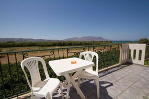 Outdoor dining - Studio Mediterranean (Kissamos)