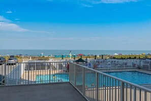 من حمّامات السباحة المغطاة