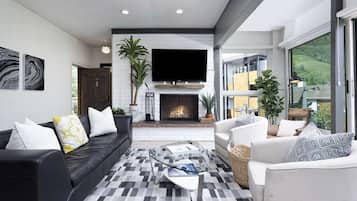 Condo (Durant 6D) | Living room | 30-inch flat-screen TV with satellite channels, TV, fireplace