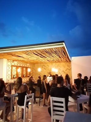 Bar junto a la piscina