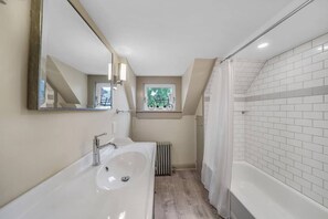 Een douche, een haardroger, handdoeken