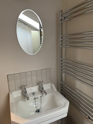 Bathroom - Pippin Cottage (York)