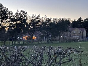 المنطقة المحيطة بالمنشأة