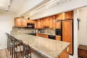 Refrigerador con freezer, microondas, horno, artículos de limpieza