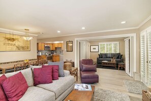 Condo (Fasching Haus 410) | Ruang tamu | 27 inci televisyen skrin rata dengan satelit, TV, pendiangan