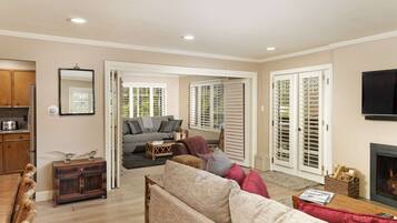 Leilighet (Fasching Haus 410) | Oppholdsrom | En 27-tommers Flatskjerm-TV med Parabol-TV samt TV og peis