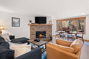 Lägenhet (Terracehouse 81) | Vardagsrum | 40-tums platt-tv med satellitkanaler, tv och eldstad