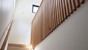 Una escalera con escalones y barandilla de madera.