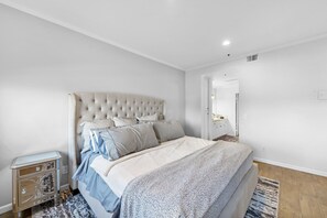 1 bedroom, WiFi, bed sheets - Turnkey Surf Designer, furnished Condo with amazing Amenities! (Huntington Beach)