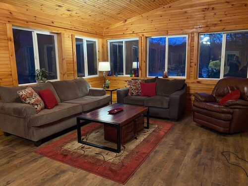 The Ruby River - Phenomenal Riverfront Cabin