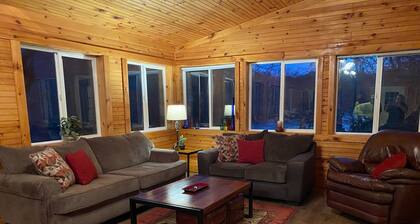The Ruby River - Phenomenal Riverfront Cabin