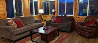 The Ruby River - Phenomenal Riverfront Cabin