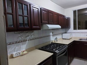 Microondas, horno, cafetera y tetera y tostadora 