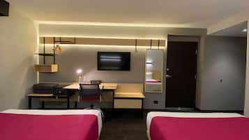 Comfort tweepersoonskamer | Donsdekens, een kluis op de kamer, verduisterende gordijnen