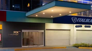 A building with a storefront labeled 'MX más cuautitlán' and a sign for 'ITALIKA' indicating a restaurant or cafe.
