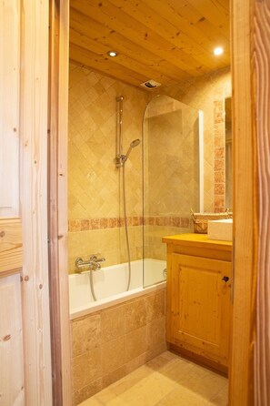 Badewanne, Haartrockner, Handtücher