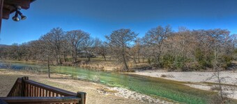 LOG HOME ON THE FRIO RIVER