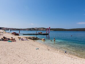 Beach nearby - Charming ❤ apt for 2+2, 250 m to beach, sea view (Okrug Gornji)