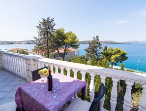Outdoor dining - Charming ❤ apt for 2+2, 250 m to beach, sea view (Okrug Gornji)