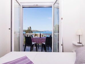 1 bedroom, WiFi, bed sheets - Charming ❤ apt for 2+2, 250 m to beach, sea view (Okrug Gornji)