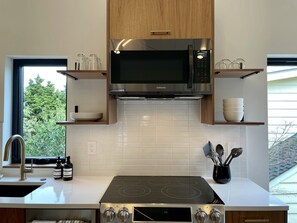 Full-sized fridge, microwave, oven, stovetop