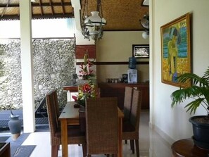 Dining - Lily Lane Villas (Ubud)