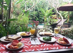 Outdoor dining - Lily Lane Villas (Ubud)