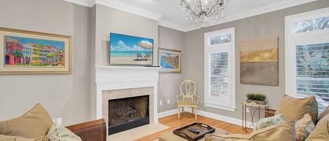 Fernseher, Tischtennisplatte, Drucker