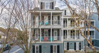 Pool and 3.5 blocks to the beach. Rehoboth/Dewey House.