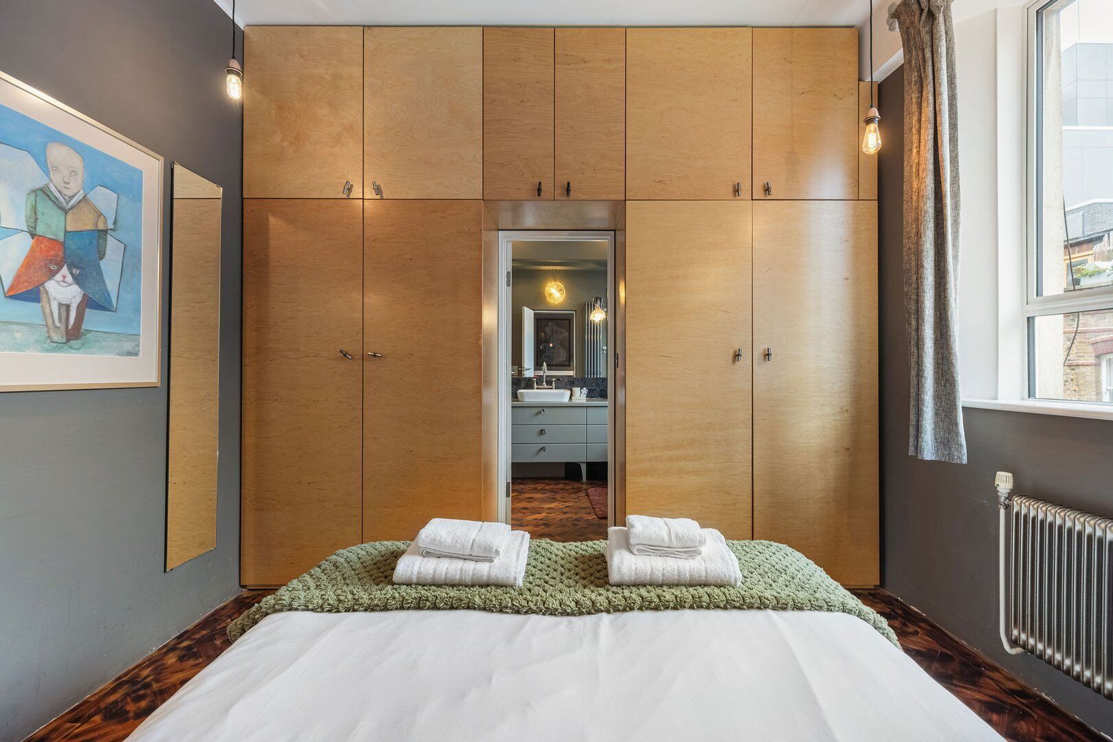 2 bedrooms, desk, iron/ironing board, internet