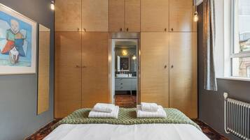 2 bedrooms, desk, iron/ironing board, internet