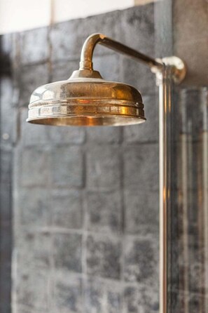 Bathtub, hair dryer, towels - GuestReady - Modern 1BR In Clerkenwell (London)