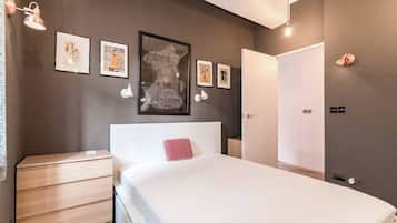 1 bedroom, desk, iron/ironing board, internet