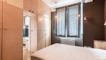 1 bedroom, desk, iron/ironing board, Internet