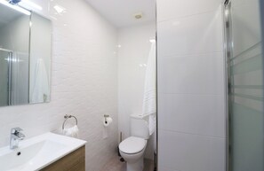 Dusche, Haartrockner, Handtücher