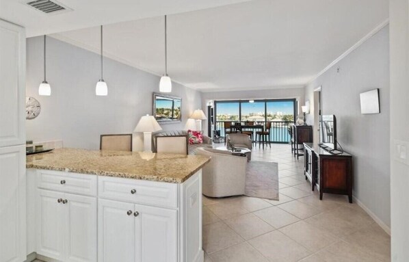 Smart TV, reproductor de DVD, libros, estéreo